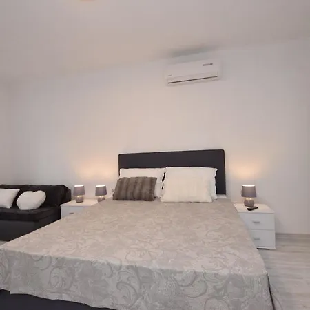בית נופש Seaside Holiday House Nin, Zadar - 19228