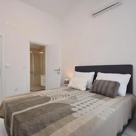Seaside Holiday House Nin, Zadar - 19228 בית נופש *