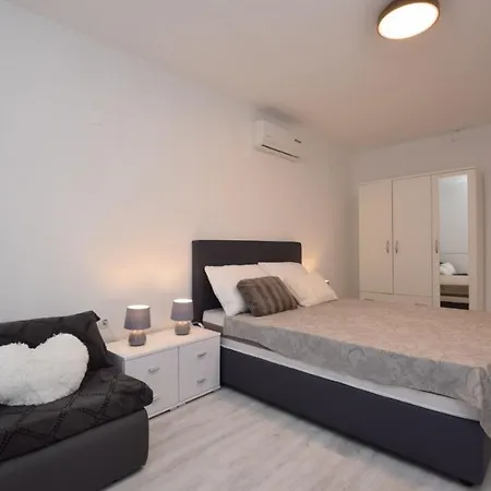 בית נופש Seaside Holiday House Nin, Zadar - 19228 *