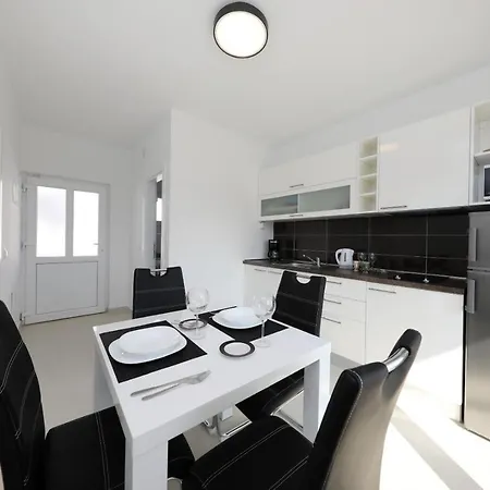 בית נופש Seaside Holiday House Nin, Zadar - 19228